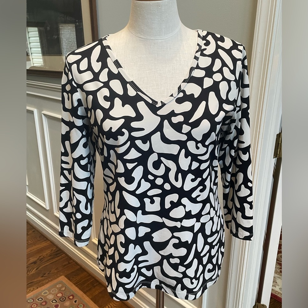 J McLaughlinlin V neck 3/4 sleeve top